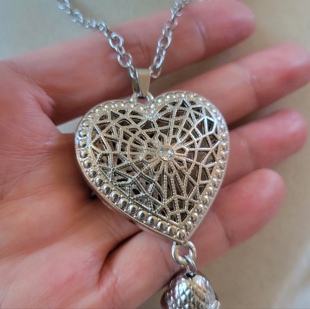NWT Long Elegant Silver Tone Filigree Heart Pendant Tassel Necklace - Picture 4 of 10